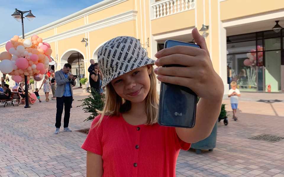 ar_lv-school-phones-1.jpg