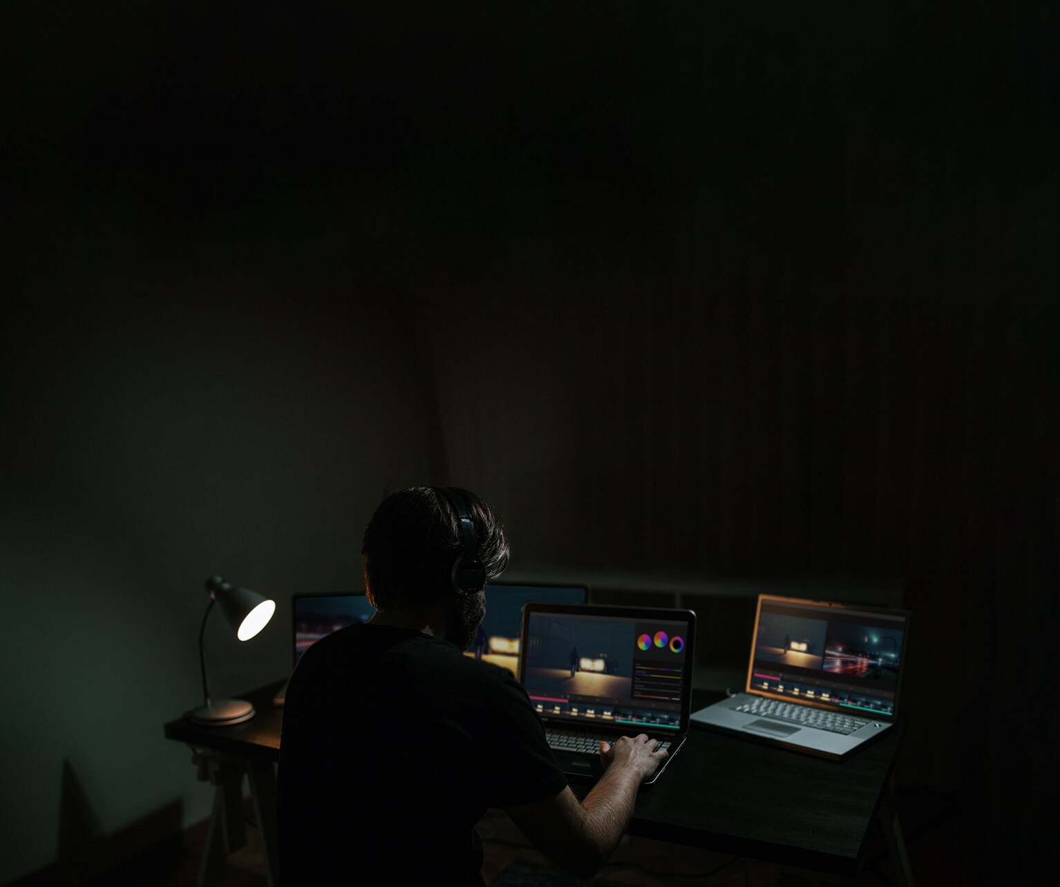 Vīrietis redi?ē filmu ar programmatūru datora monitorā.