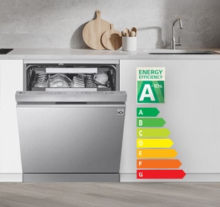 LG integrert oppvaskmaskin i et hvitt kj?kken, delvis ?pen. Merkelapp A-10 % angir energiklasse A-10 % for energieffektivitet.
