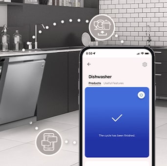 Kj?kken med delvis ?pen LG-oppvaskmaskin. Smarttelefon viser LG ThinQ?-appen som bekrefter at syklusen er fullf?rt og gir smart kontroll.