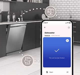 Kj?kken med delvis ?pen LG-oppvaskmaskin. Smarttelefon viser LG ThinQ?-appen som bekrefter at syklusen er fullf?rt og gir smart kontroll.