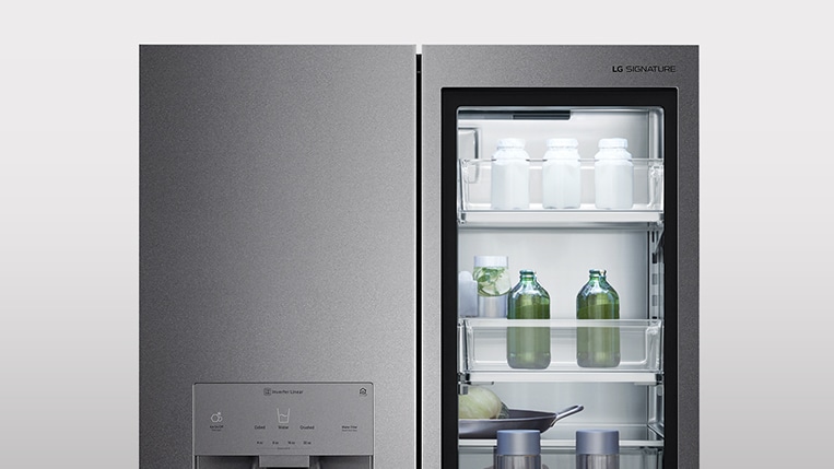 Lyset p? innsiden av InstaView Door-in-Door til LG SIGNATURE-kj?leskapet sl?s p?.