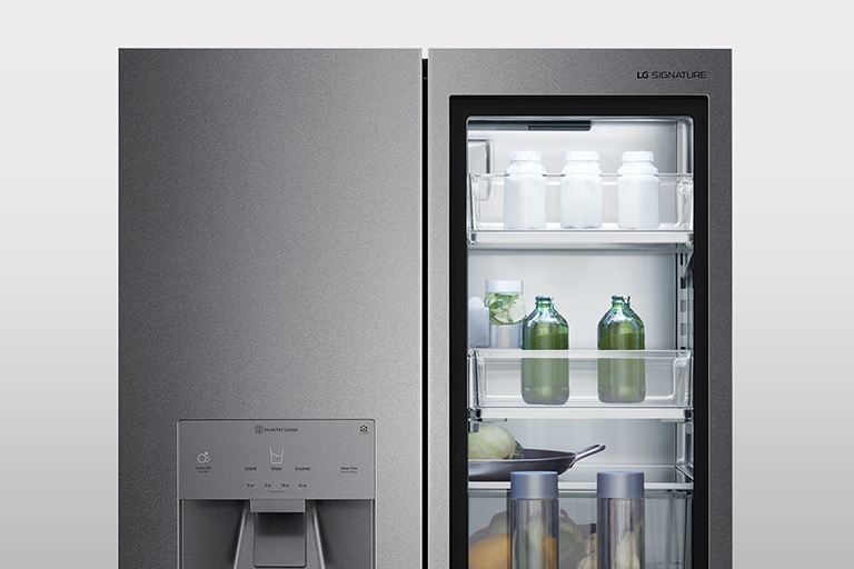 Lyset p? innsiden av InstaView Door-in-Door til LG SIGNATURE-kj?leskapet sl?s p?.