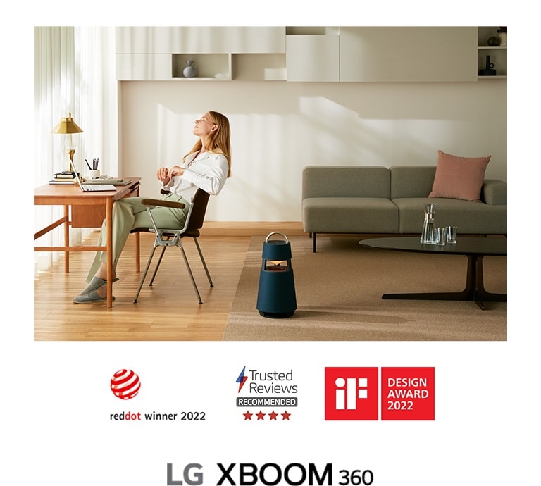 Et bilde av en kvinne som sitter ved et bord og lytter til musikk med RP4.