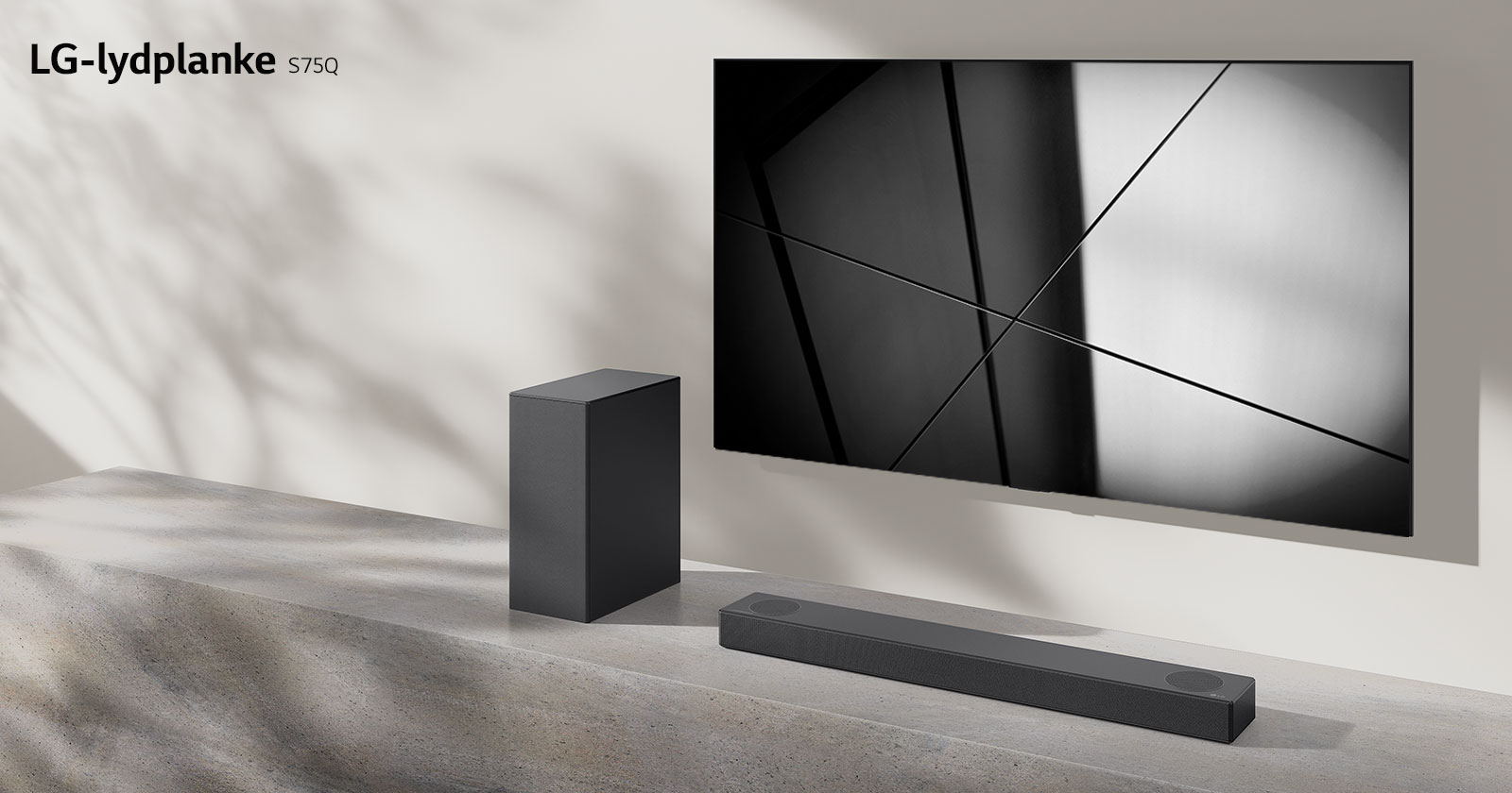 LG-lydplanke S65Q og LG-TV plassert sammen i en stue. TV-en er p? og viser et svart-hvitt-bilde.