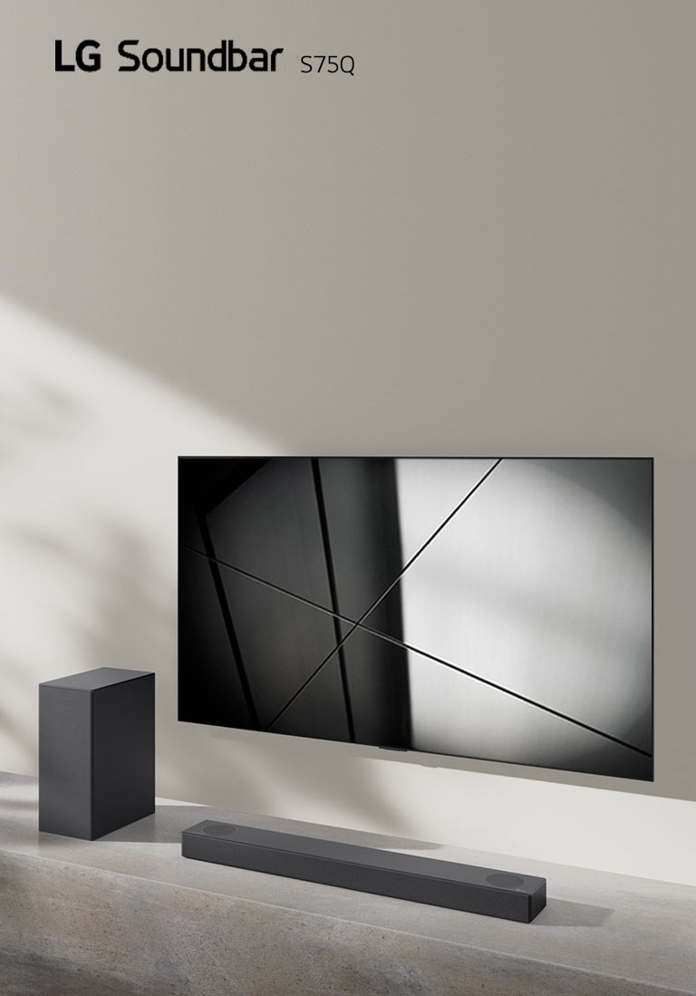 LG Sound Bar S80QR og LG-TV plassert sammen i en stue. TV-en er p? og viser et svart-hvitt-bilde.