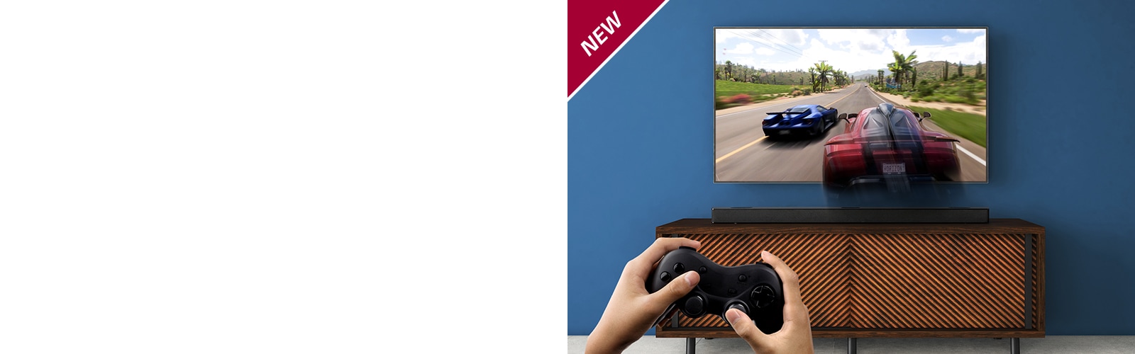 LG TV-en henger p? veggen og viser et racerspill. LG Sound Bar er plassert p? den brune hylla rett nedenfor LG TV-en. En mann holder en spillkontroll. NYTT merke vises oppe i venstre hj?rne.