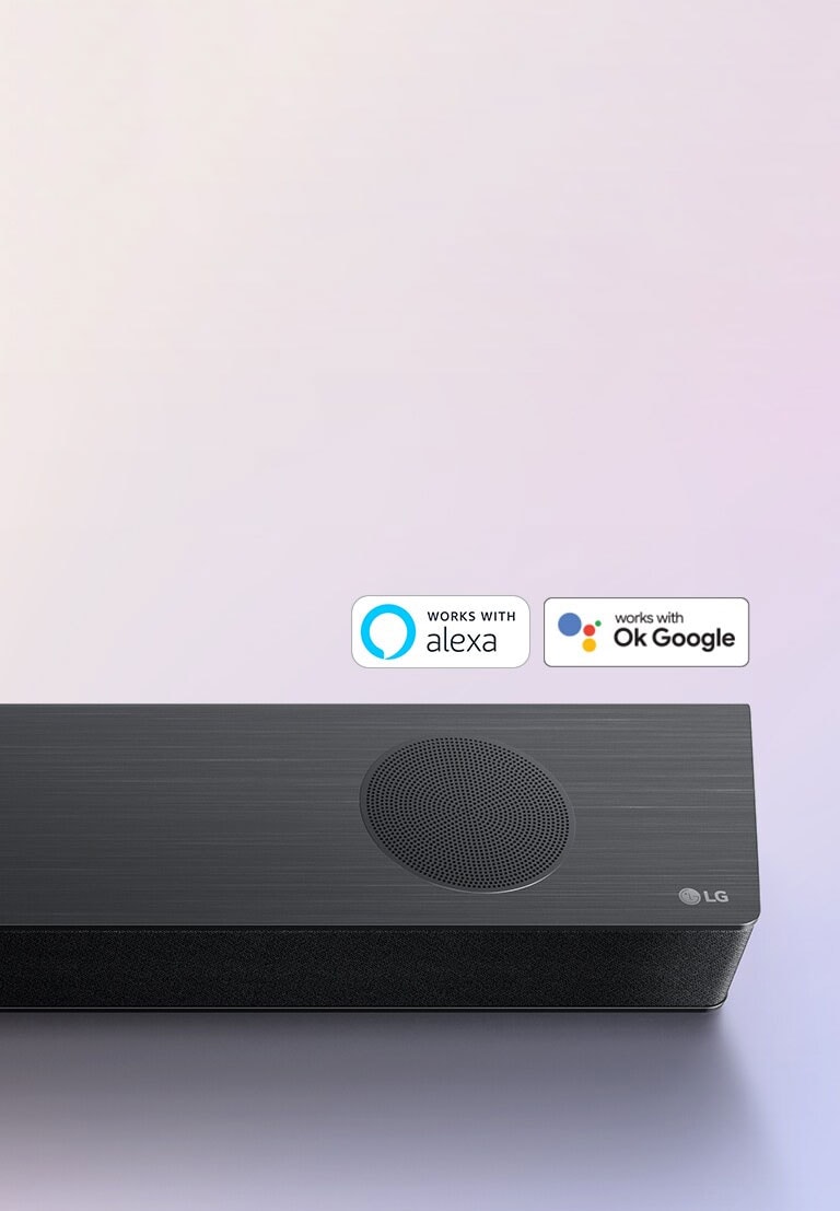 LG Sound Bar er plassert p? bakken, og viser LG-logoen i h?yre hj?rne av lydplanken. Logoene Alexa og OK GOOGLE er plassert p? lydplanken.