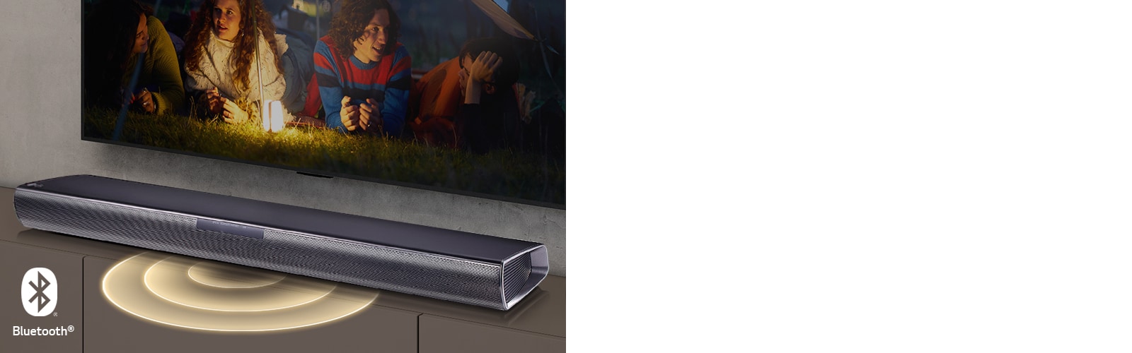 LG TV-en henger p? veggen. P? skjermen vises to par som ligger i gresset. Foran dem st?r det en lampe. LG-lydplanken st?r under LG TV-en. Det kommer lyd-grafikk ut fra fronten av lydplanken. Bluetooth-logoen vises nederst i h?yre hj?rne av bildet.