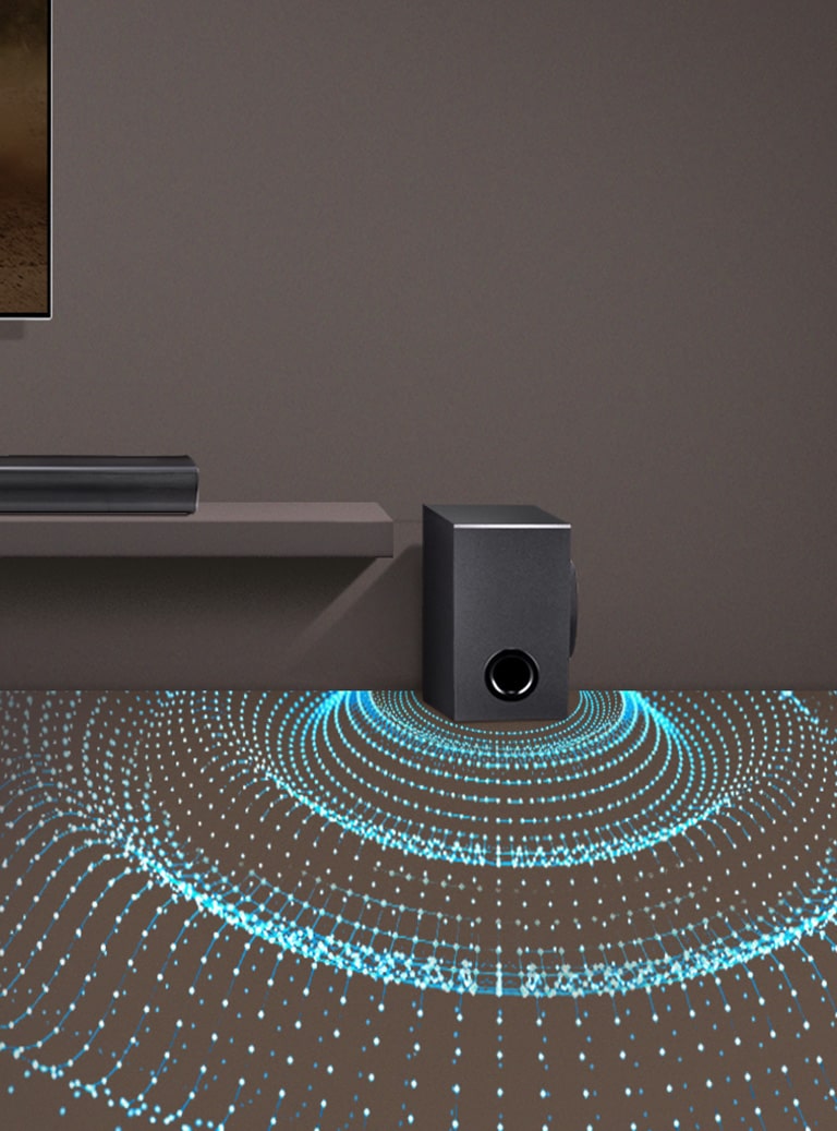 LG TV-en henger p? veggen i stua. LG Lydplanke SQC1 plasseres under TV-en. P? h?yre side, er det en tr?dl?s subwoofer. Det kommer lyd-grafikk ut fra under subwoofer-en, som illustrerer at den har en kraftig bass.
