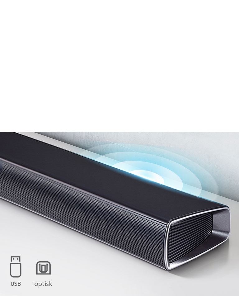 LG-lydplanken st?r p? den hvite hyllen. Lyd-grafikken som kommer ut fra h?yttaleren. Den viser USB, optiske ikoner.