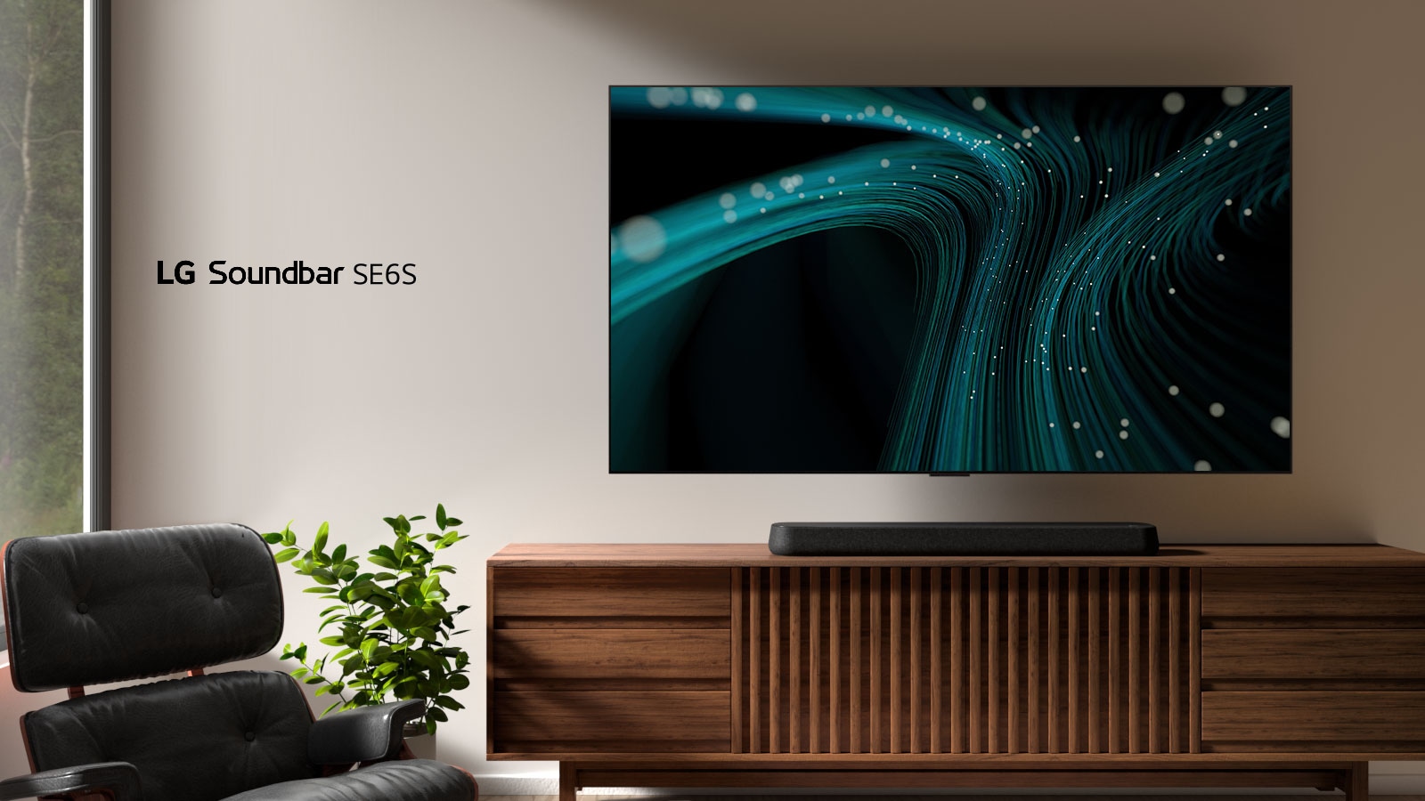 LG Sound Bar SE6S er plassert p? treskapet. Over en veggmontert TV med bl? lydb?lgebilder og prikkete lys er plassert. P? venstre side ser man litt av et vindu og en stol i svart skinn er plassert foran en gr?nn plante.