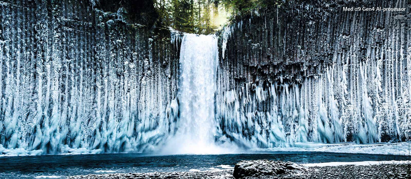 Sammenligningsbilde (med skyvefunksjon) av bildekvaliten p? en frossen foss i en skog.