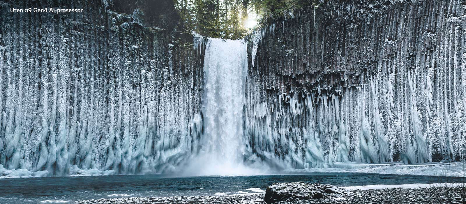Sammenligningsbilde (med skyvefunksjon) av bildekvaliten p? en frossen foss i en skog.