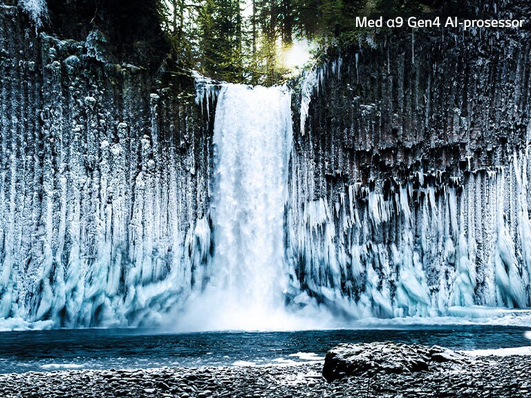 Sammenligningsbilde (med skyvefunksjon) av bildekvaliten p? en frossen foss i en skog.