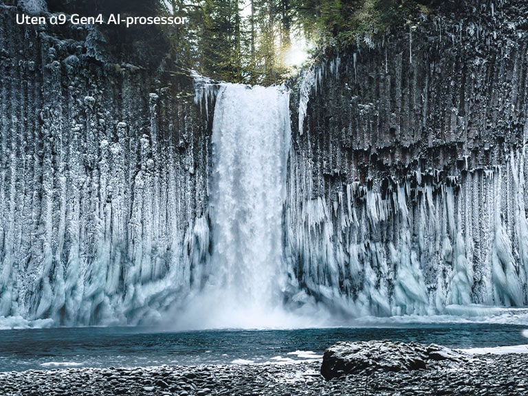 Sammenligningsbilde (med skyvefunksjon) av bildekvaliten p? en frossen foss i en skog.