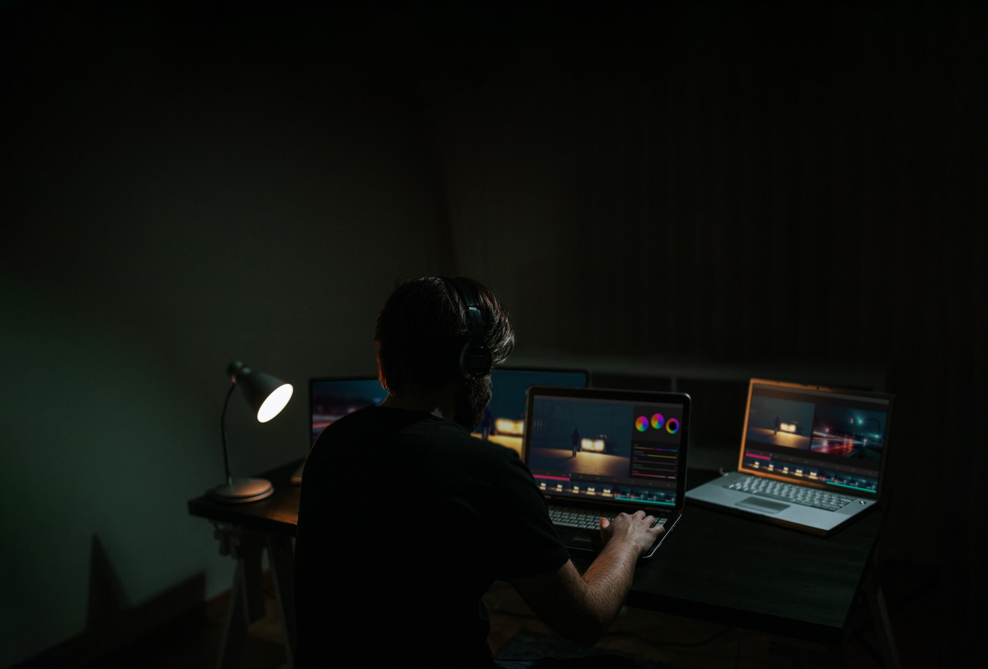 En mann redigerer en film samtidig som han ser p? programvare p? en dataskjerm