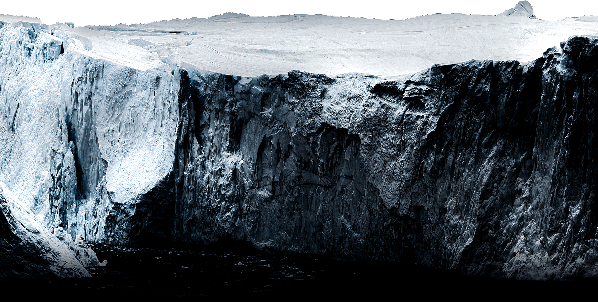 Ordene “Super Black” vises med fet skrift og deretter vises et isfjell med intrikate sprekker