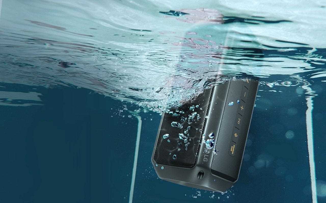 Wodoszczelny, czarny g?o?nik bluetooth LG PK3 zanurzony w wodzie