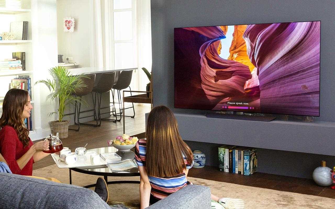 familia-ve-televisao-lg-oled-aithinq.jpg