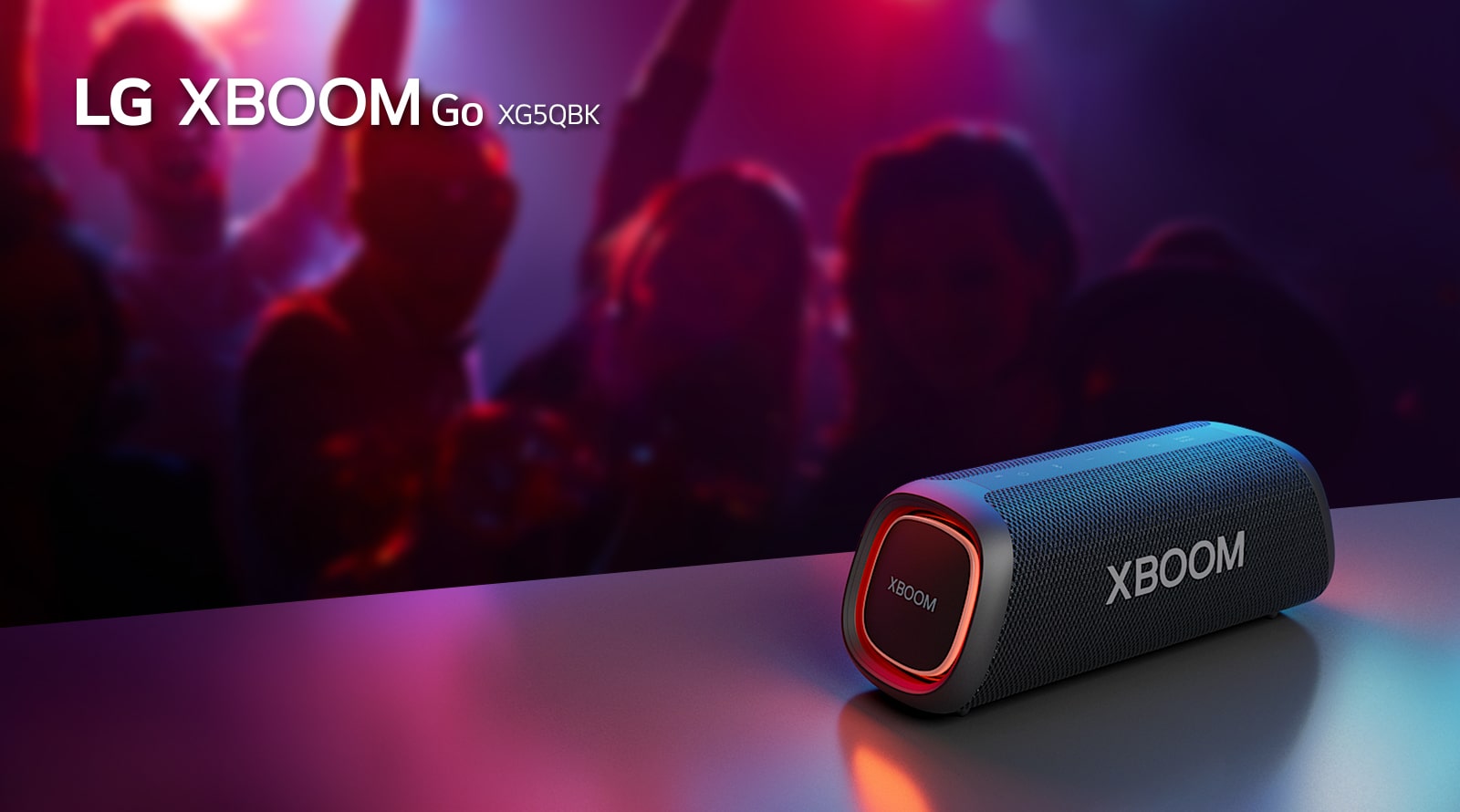  LG XBOOM Go XG5 este plasat pe masa metalic? cu iluminare portocalie pornit?.