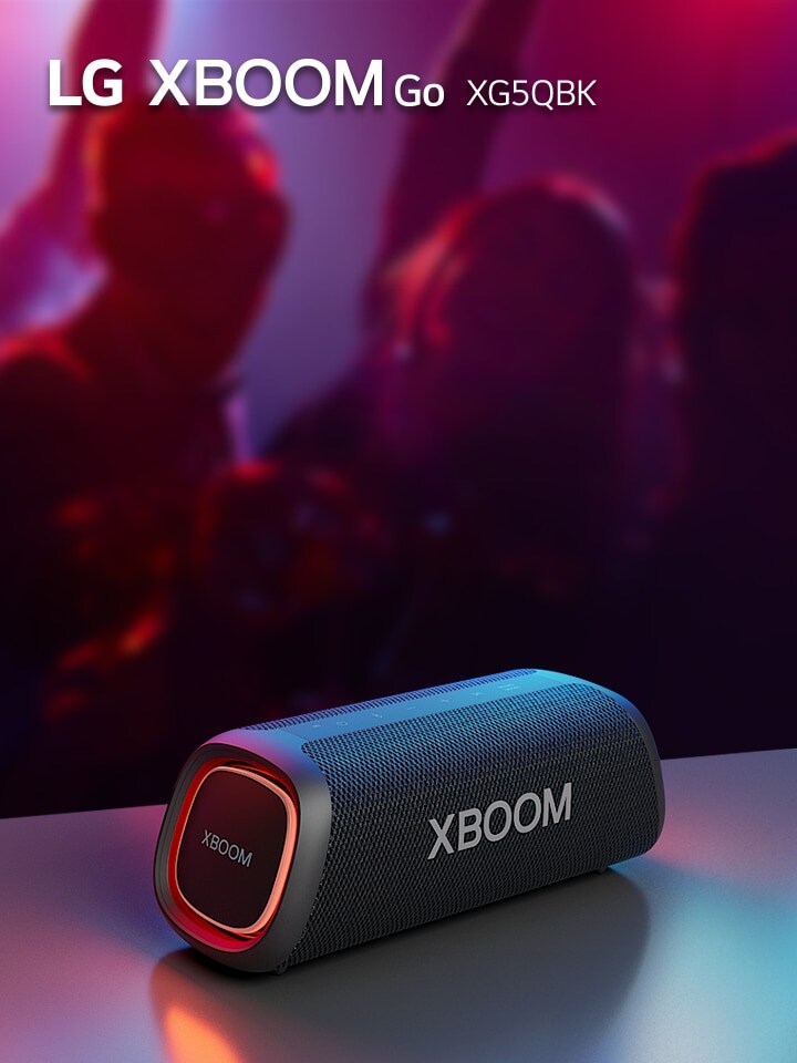  LG XBOOM Go XG5 este plasat pe masa metalic? cu iluminare portocalie pornit?.