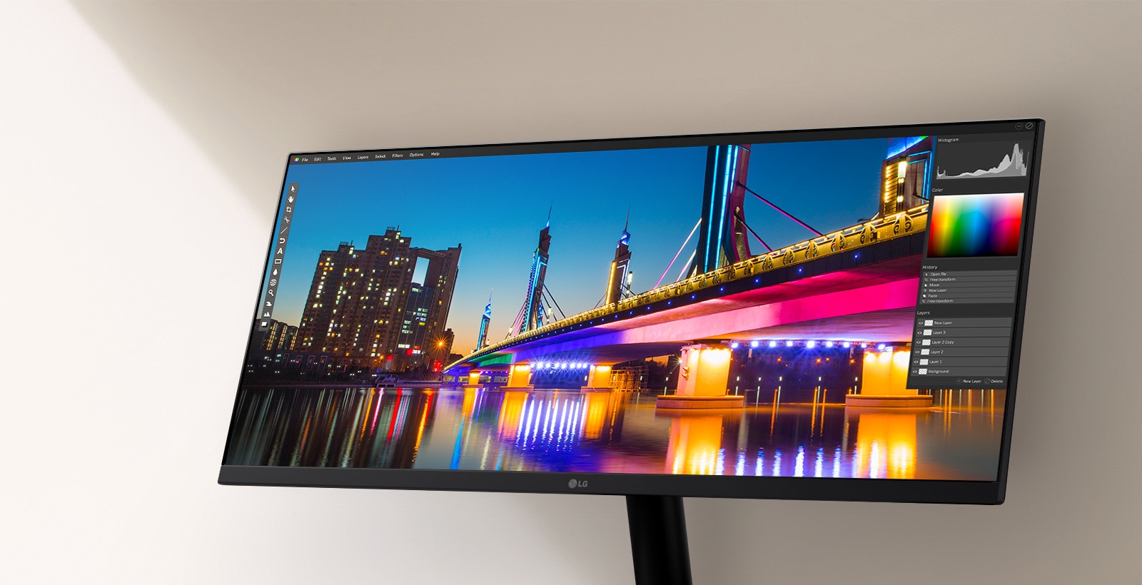 Monitor LG ultra-larg care afi?eaz? un peisaj urban nocturn intens, cu un pod luminat puternic ?i o reflexie, prezentat ?n cadrul unei interfe?e software de editare foto care eviden?iaz? instrumentele de culoare ?i contrast.	