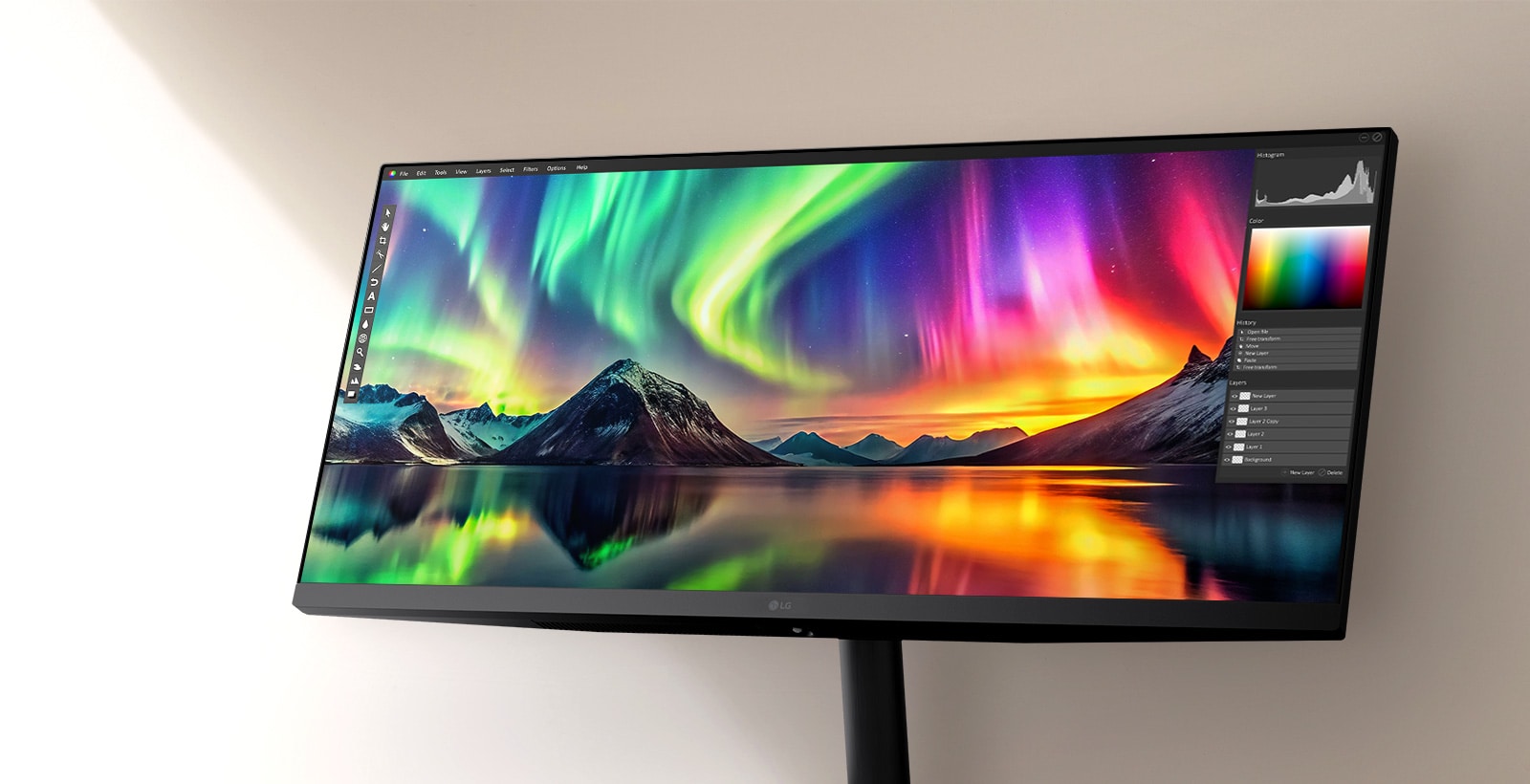Un monitor LG ultra-larg care afi?eaz? imagini vibrante ale aurorelor cu o interfa?? de editare foto, prezentand acurate?ea culorilor intense ?i detalii de ?nalt? rezolu?ie.	