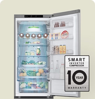 Frigider umplut cu alimente proaspete, cu u?a deschis? ?i eticheta de 10 ani garan?ie a Smart Inverter Compressor.