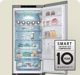 Frigider umplut cu alimente proaspete, cu u?a deschis? ?i eticheta de 10 ani garan?ie a Smart Inverter Compressor.