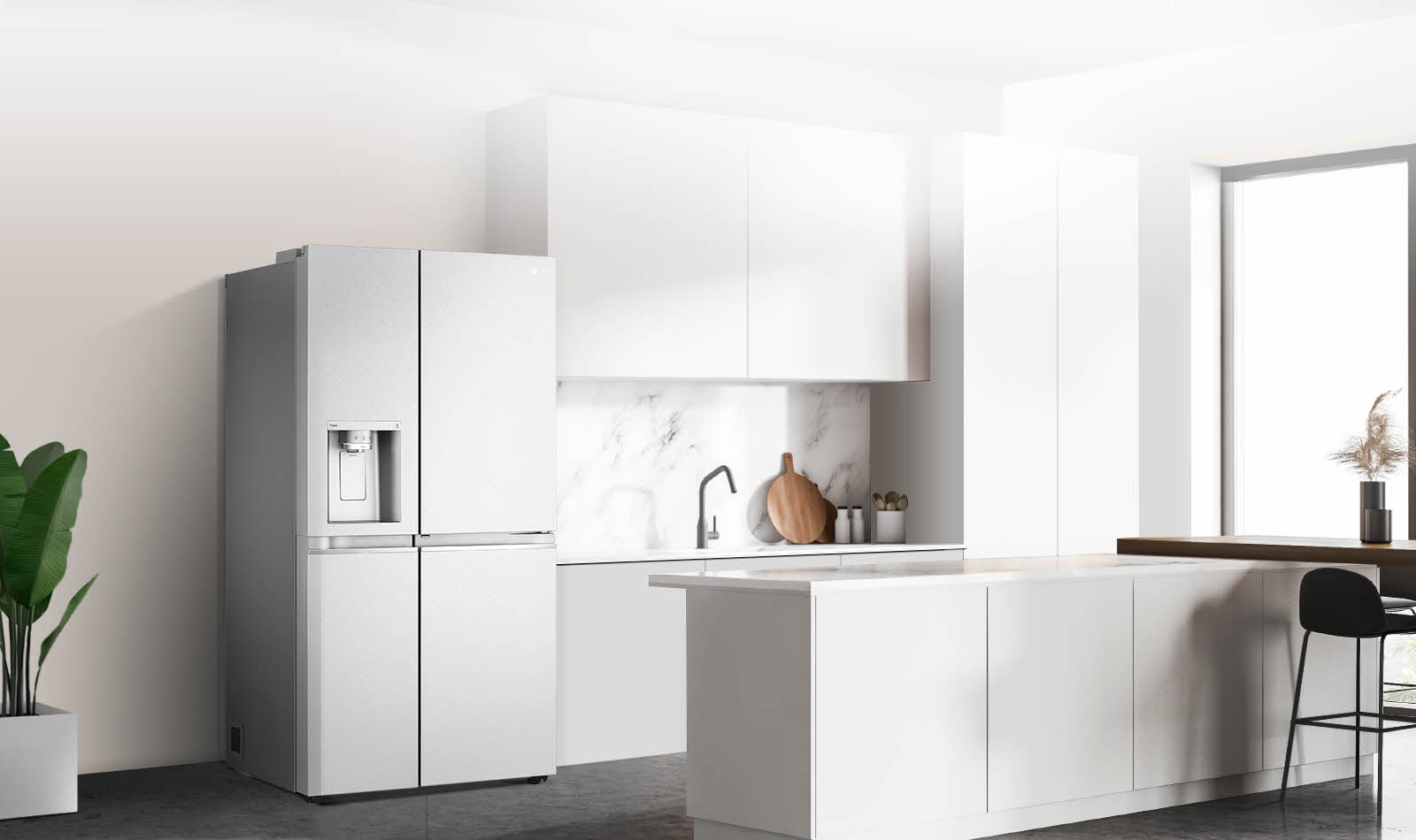 Vedere lateral? a unei buc?t?rii cu un frigider InstaView negru instalat.