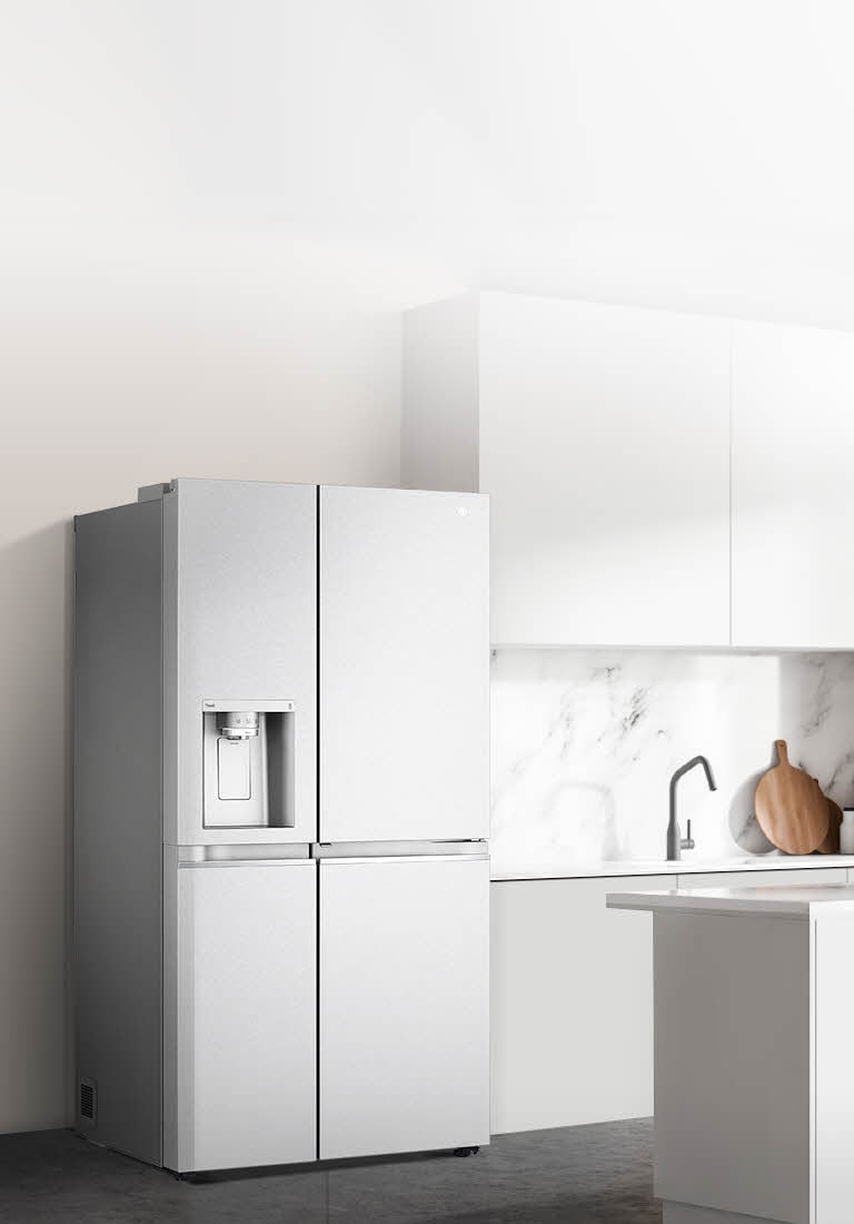 Vedere lateral? a unei buc?t?rii cu un frigider InstaView negru instalat.