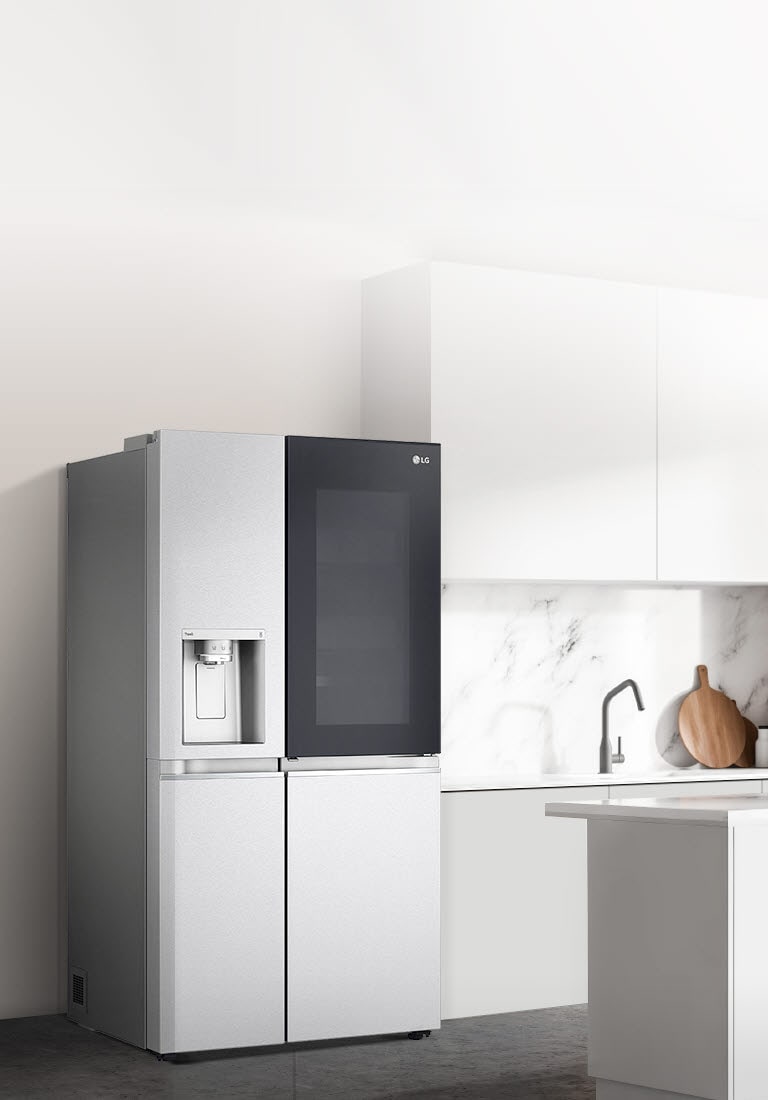 Vedere lateral? a unei buc?t?rii cu un frigider InstaView negru instalat.