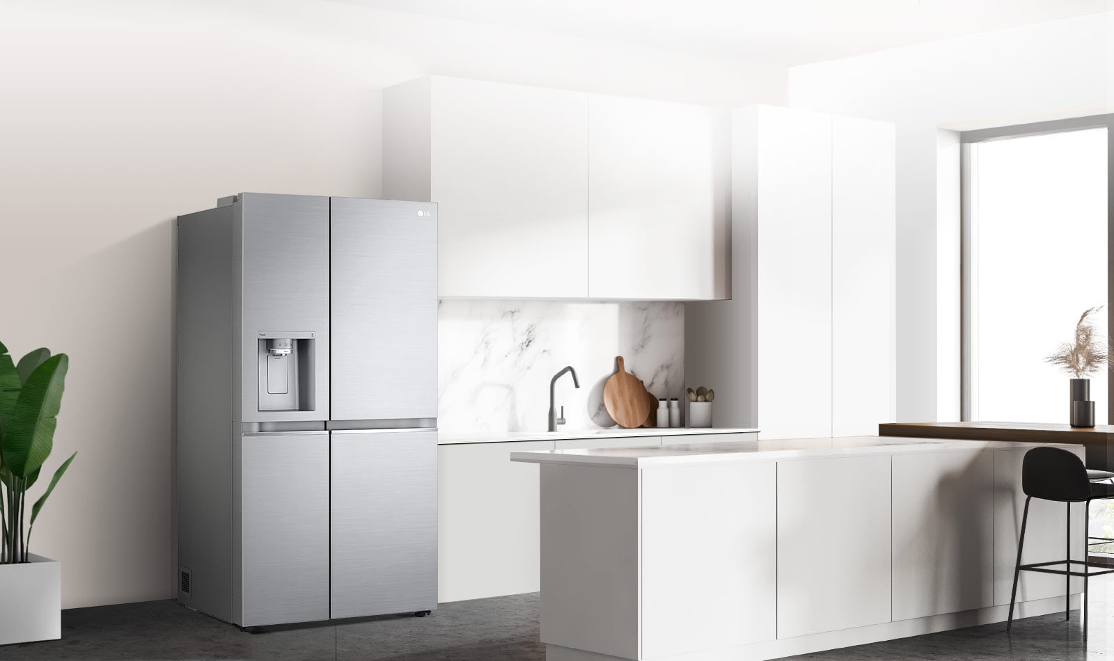 Vedere lateral? a unei buc?t?rii cu un frigider Side-by-Side instalat.