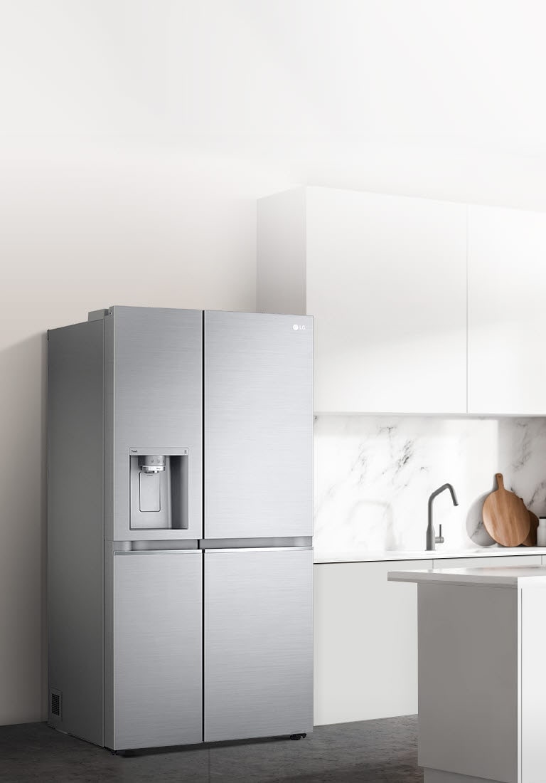 Vedere lateral? a unei buc?t?rii cu un frigider Side-by-Side instalat.