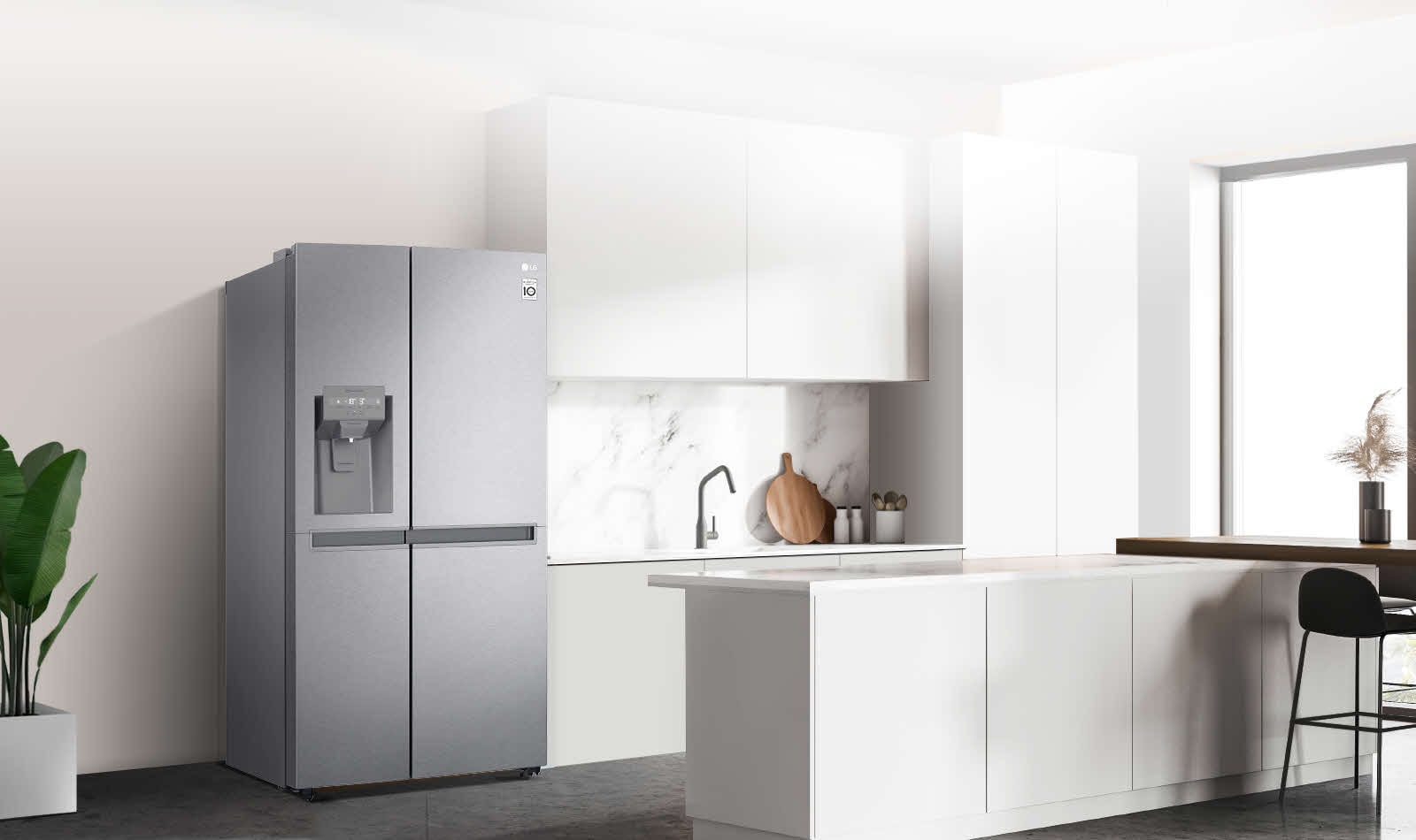 Vedere lateral? a unei buc?t?rii cu un frigider InstaView negru instalat.