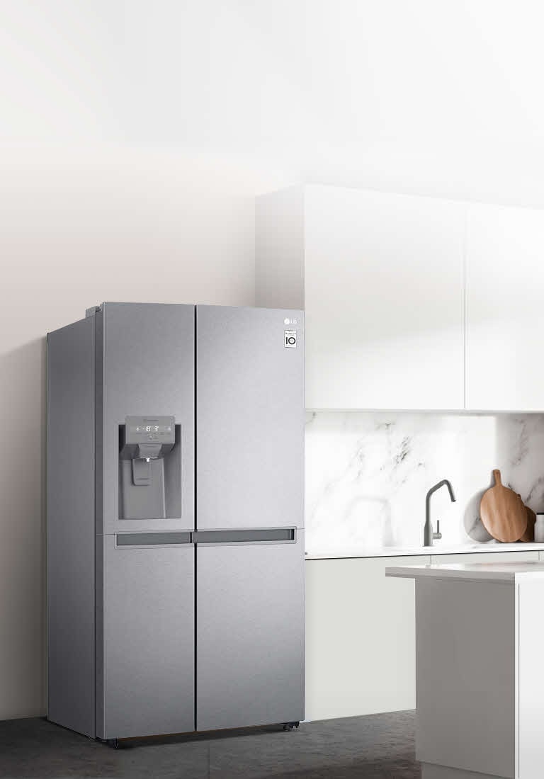 Vedere lateral? a unei buc?t?rii cu un frigider InstaView negru instalat.