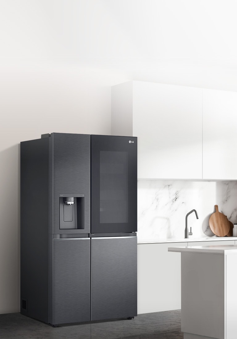 Vedere lateral? a unei buc?t?rii cu un frigider InstaView negru instalat.