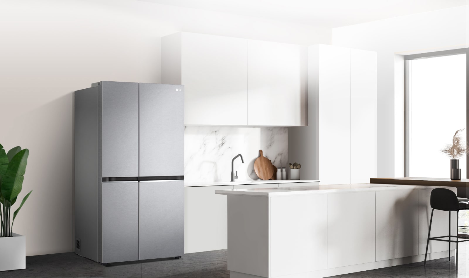 Vedere lateral? a unei buc?t?rii cu un frigider InstaView negru instalat.