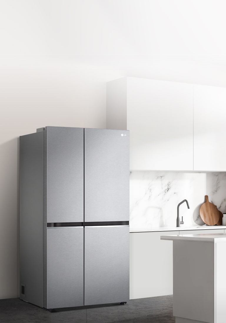 Vedere lateral? a unei buc?t?rii cu un frigider InstaView negru instalat.