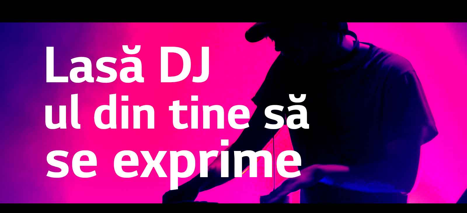 Un b?rbat lucreaz? la pupitrul DJ-ului.
