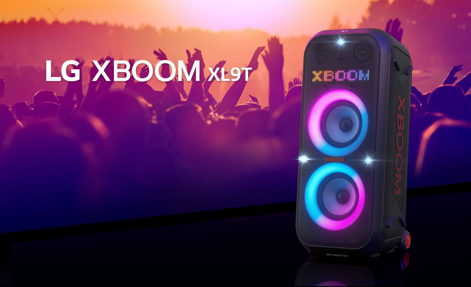 LG XBOOM XL9T este plasat pe suprafa?? cu vedere ?n diagonal?. Iluminare multicolor? pornit?, iar afi?ajul arat? cuvantul ?XBOOM”. ?n spatele difuzorului, siluete de oameni care se bucur? de petrecere.