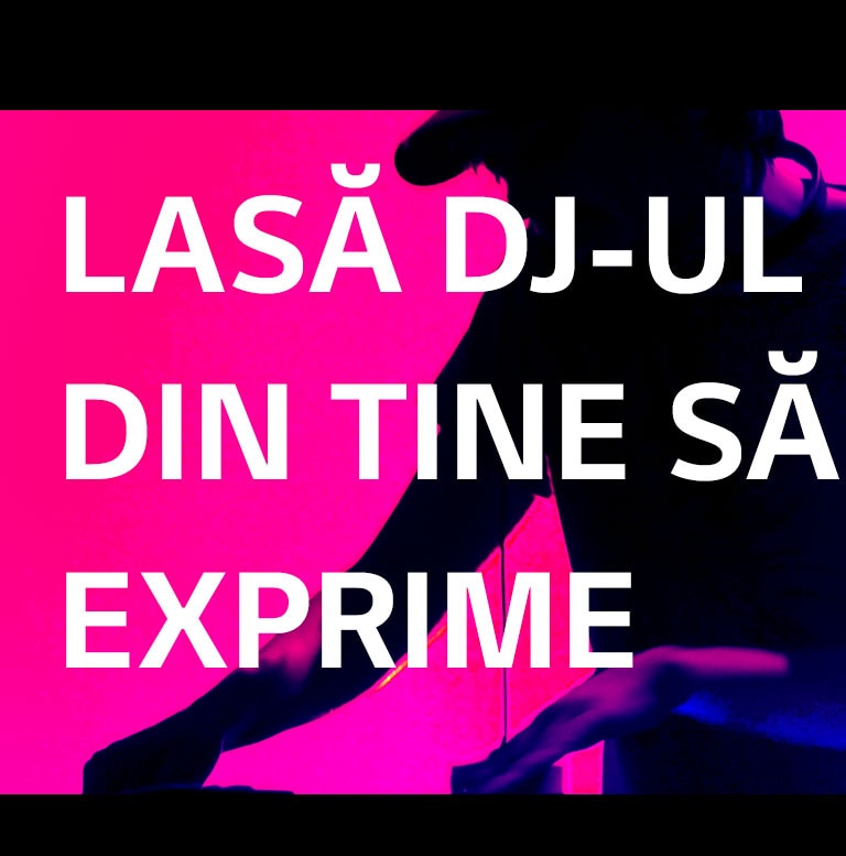 Un b?rbat lucreaz? la pupitrul DJ-ului.