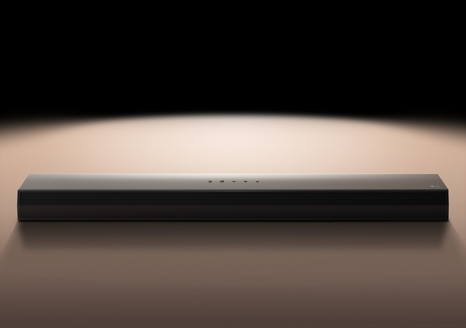 Soundbar LG pe un fundal negru, eviden?iat de un reflector.