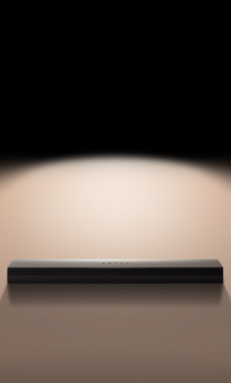 Soundbar LG pe un fundal negru, eviden?iat de un reflector.
