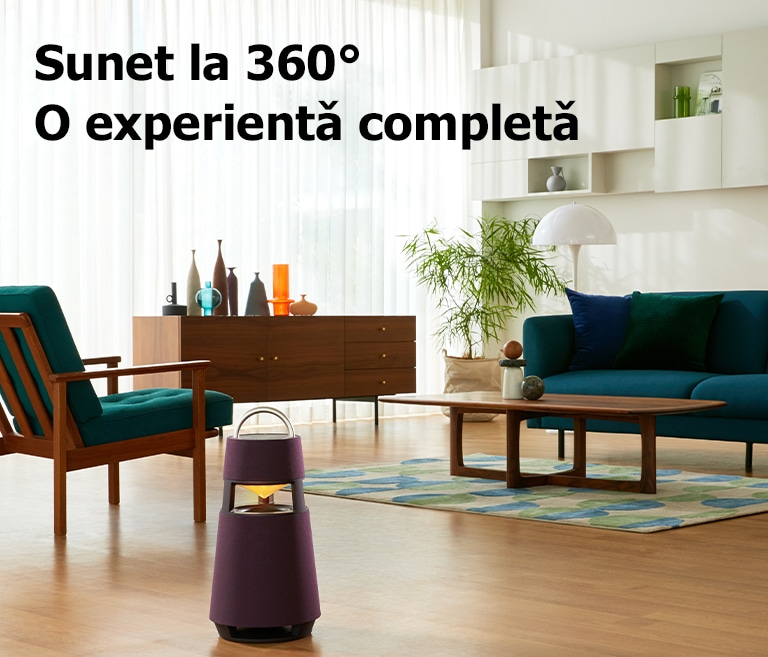 Imagine cu femeie care st? pe o canapea ?i ascult? muzic? cu un XBOOM 360 ?n fa?a ei.