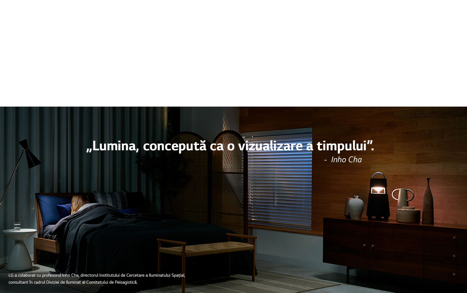 Imagine cu XBOOM 360 care se aprinde pe un raft dintr-o ?nc?pere ?ntunecat?. O copie a ?luminii concepute ca o vizualizare a timpului”, postat? pe imagine.