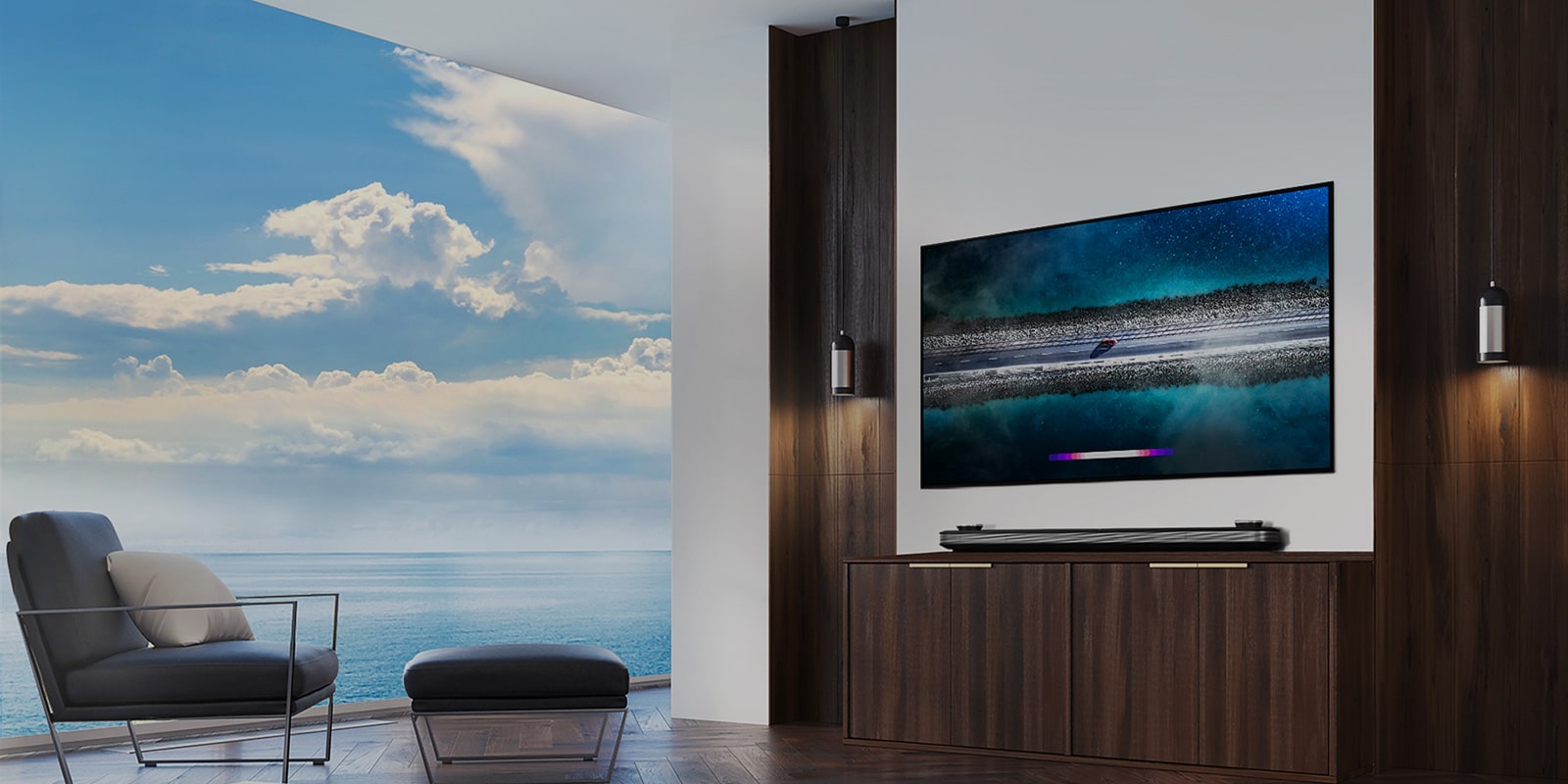 LG SIGNATURE OLED TV W9 este atarnat pe perete ?i o canapea este a?ezat? chiar ?n fa?a televizorului, cu cerul albastru de pe fereastr?.