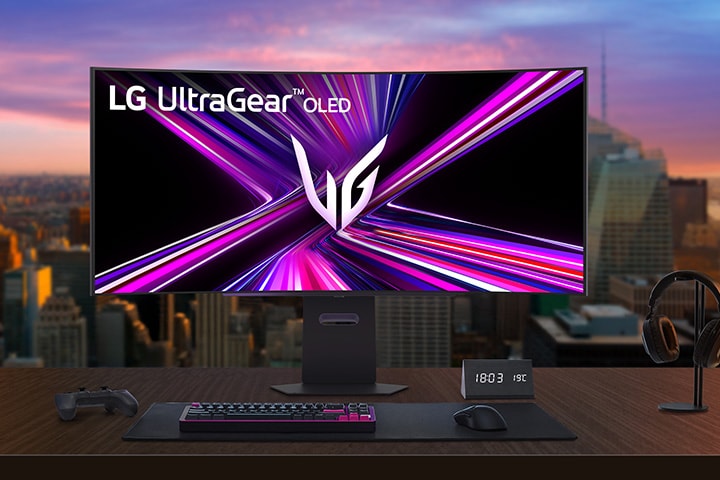 Monitor LG UltraGear OLED instalat pe un birou de jocuri ?ntr-o camer? modern?.	