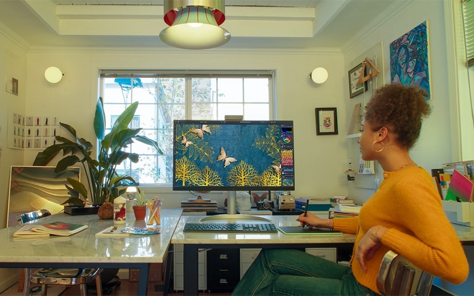 O femeie folose?te un monitor curat în biroul ei de acas?
